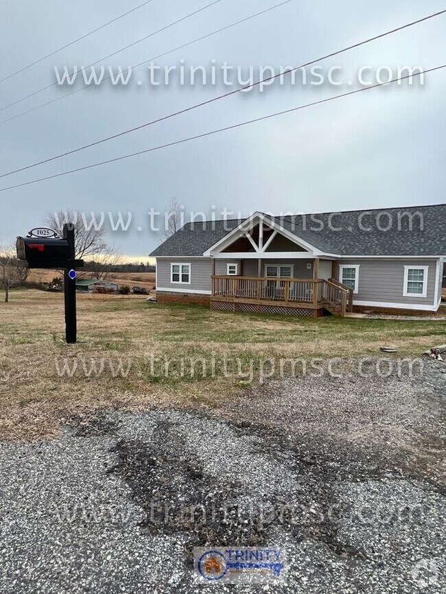 Building Photo - NEWLY UPDATED!! Ready and waiting for you!