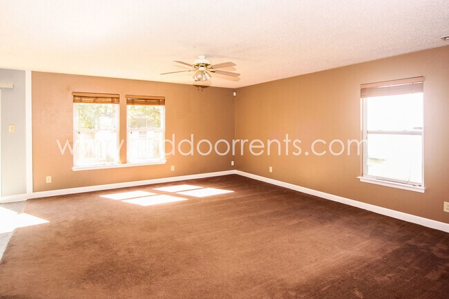 Building Photo - Franklin Township, 3 Bed, 2.5 Bath, Two St...