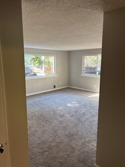 Building Photo - 1620 Kent Des Moines Rd