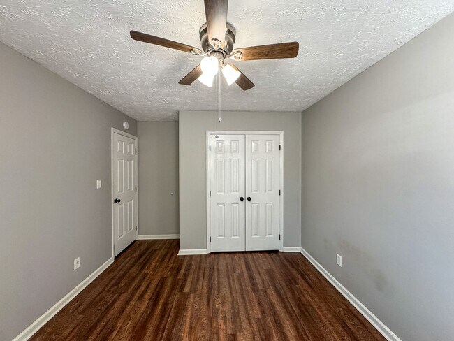 Building Photo - Charming 3 Bed 2 Bath Home with Fenced Backyard