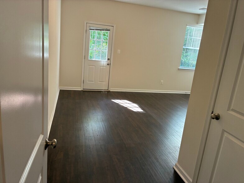 Building Photo - 605 Apple St