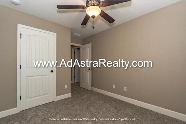 Building Photo - Gorgeous Like New KCMO Townhome-Available ...
