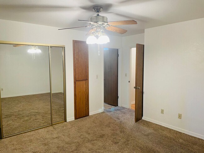 Building Photo - 155 Canyon Diablo Rd