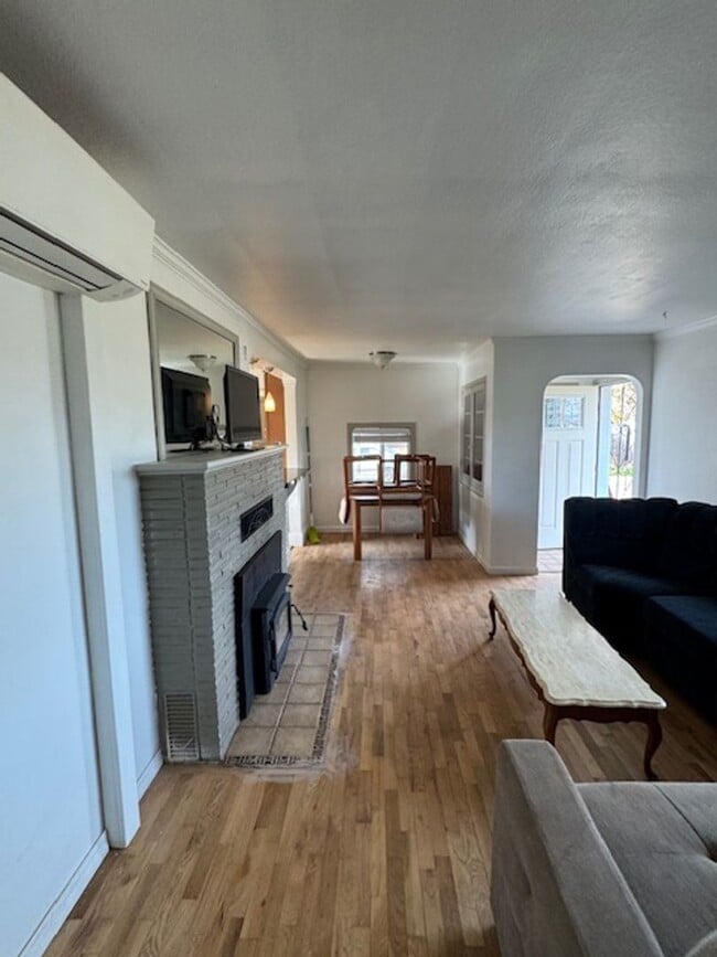 Building Photo - 4 BEDROOM HOME INCLUDES SEPARATE GUEST QUARTERS -FURNISHED OR UNFURNISHED- TONS OF PARKING
