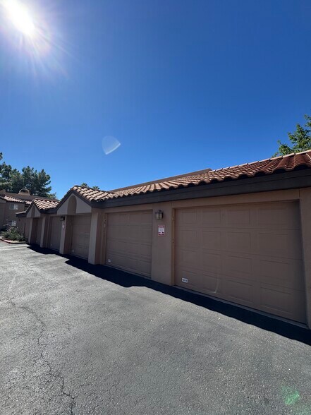 Private garage - 10101 N Arabian Trl