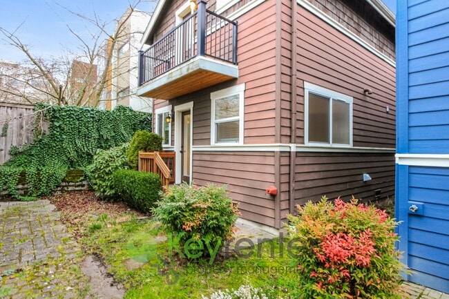 Building Photo - Modern Comfort Meets Urban Living in Seattle