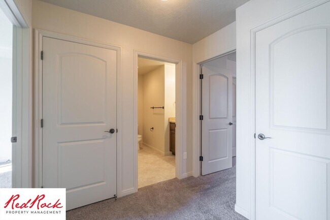 Building Photo - 3 Bedroom Townhome in Buena Vista Community
