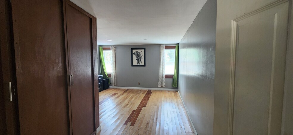 Building Photo - Room in House on White Oak Trail