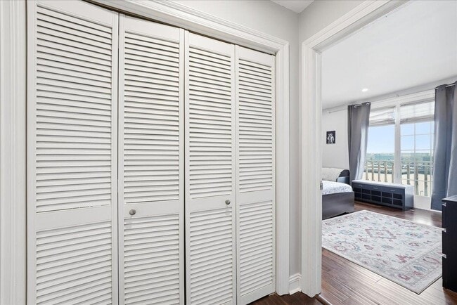 Building Photo - 100 Shearwater Ct E