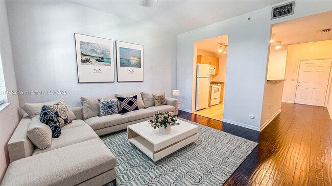 Building Photo - 533 NE 3rd Ave