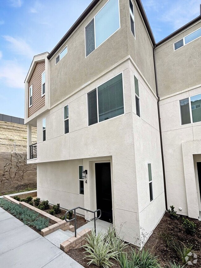 Building Photo - Spacious 3-Bedroom, 3-Bathroom Townhome in...
