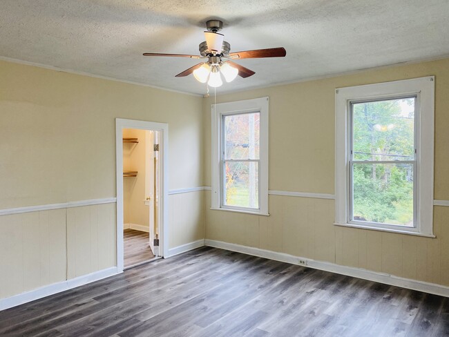 Building Photo - 7 Maple St