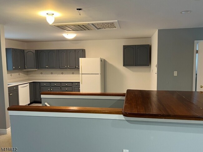 Building Photo - 18 Montrose Ave