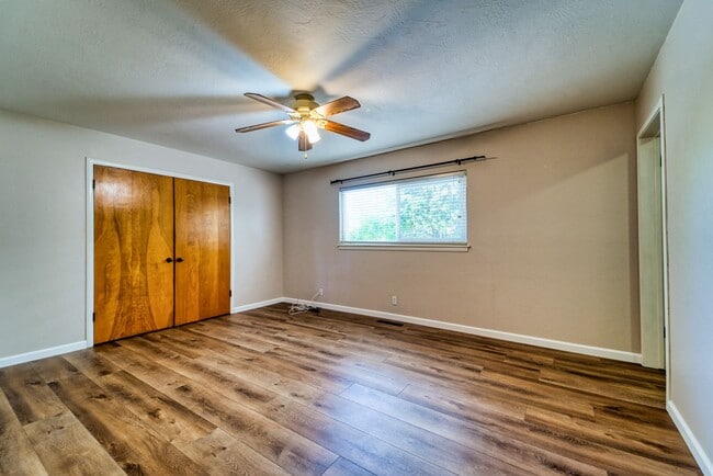 Building Photo - Beautiful 3 Bed / 2 Bath  on 1.8 Acres Ple...