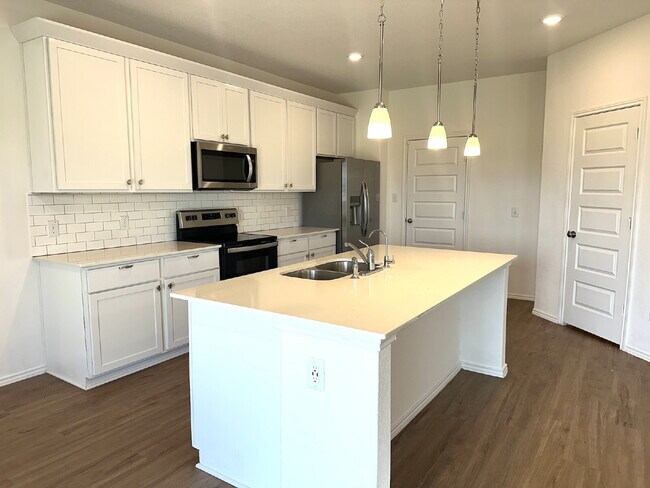 Building Photo - Spacious 4 Bed/2.5 Bath in Seguin with Easy I-10 Access
