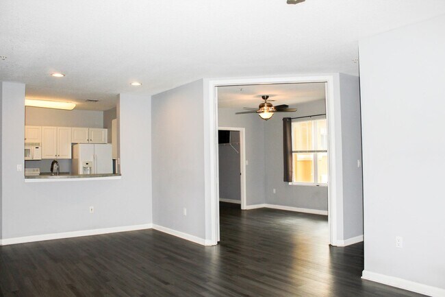 Building Photo - Resort Style Living