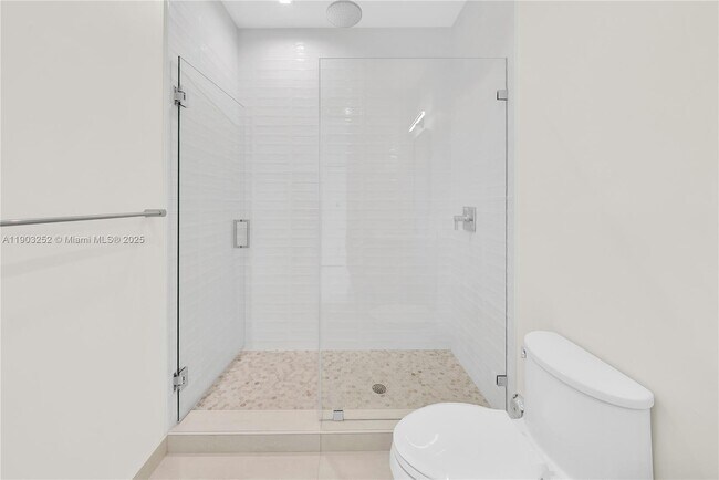 Building Photo - 530 SW 11th Ave