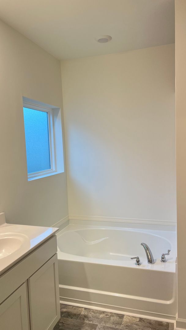 Building Photo - Move-in Ready $500.00 off 1st month rent 4...