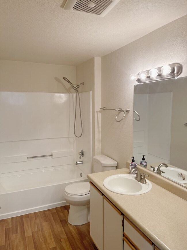 Building Photo - Large 2 Bedroom in Lake Oswego-Newly Renovated Property, 1 Month Free! (Lake Oswego)