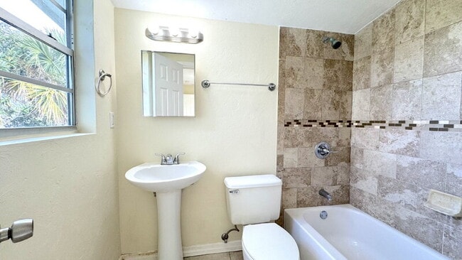 Building Photo - 1037 Berkshire Rd