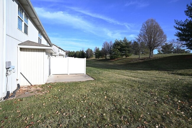 Building Photo - 3 Bedroom, 2.5 bath Townhome with 1 car garage!