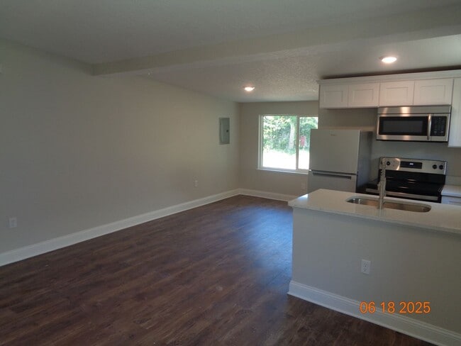 Building Photo - Daytona Beachside Newly Renovated Studio U...
