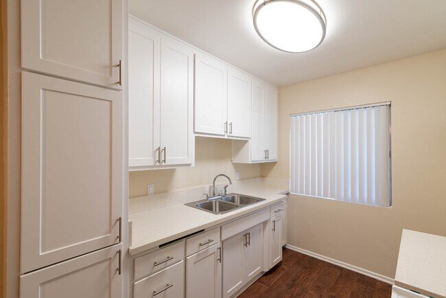 Quartz Counter Kitchen - Melrose Place