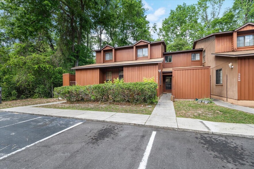 Building Photo - 5864 SW 8th Pl