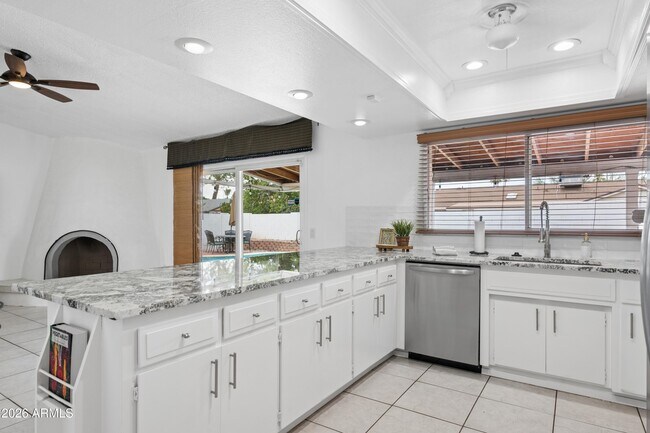 Building Photo - 2319 E Loma Vista Dr