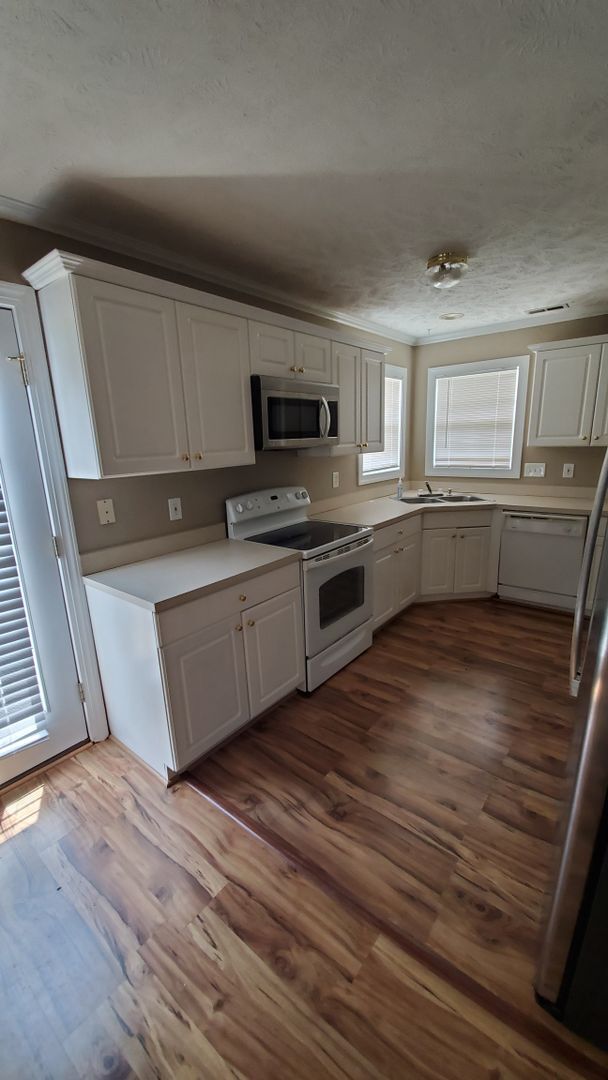 Building Photo - 3 Bedroom Home in Gated Community