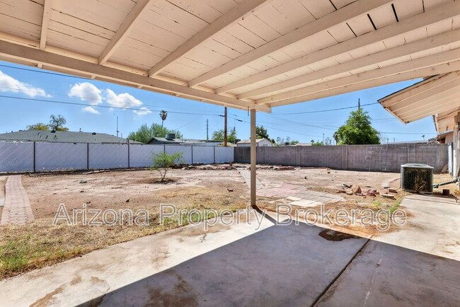 Building Photo - 429 N Saguaro