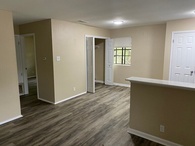 Building Photo - 400 Algerita Dr