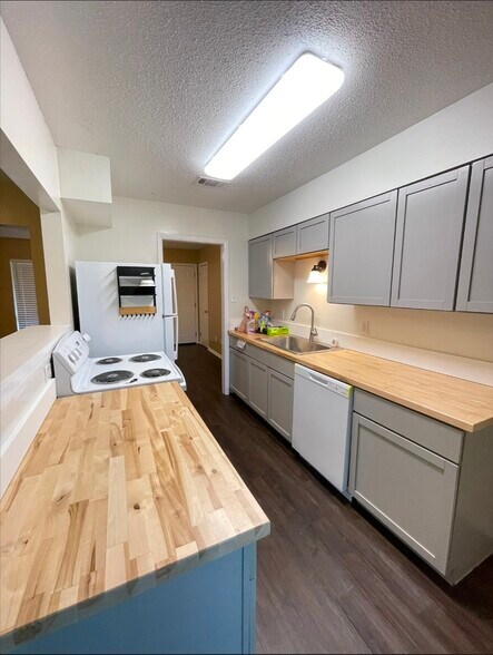 Building Photo - 15905 Waycross Dr