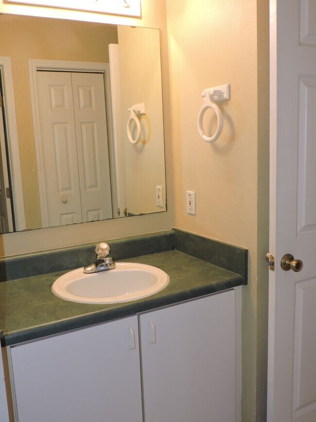 Building Photo - Great townhome in Northeast Pensacola!