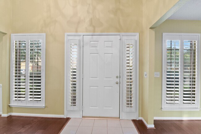 Building Photo - Freshly Painted Beauty with Spacious Outdo...