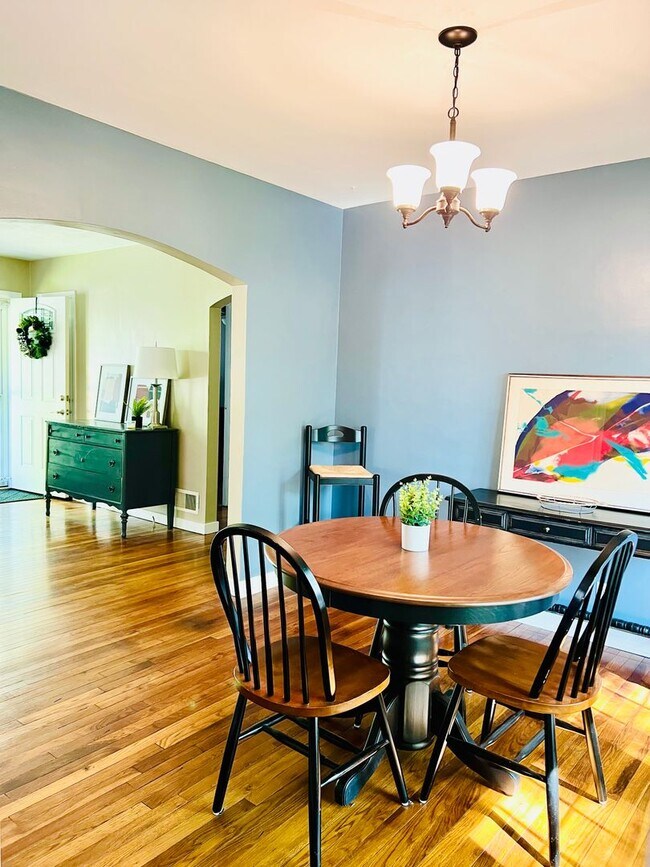 Building Photo - East Side 2 Bedroom, 1  Bath Beauty with Fenced Backyard & Hardwood Floors