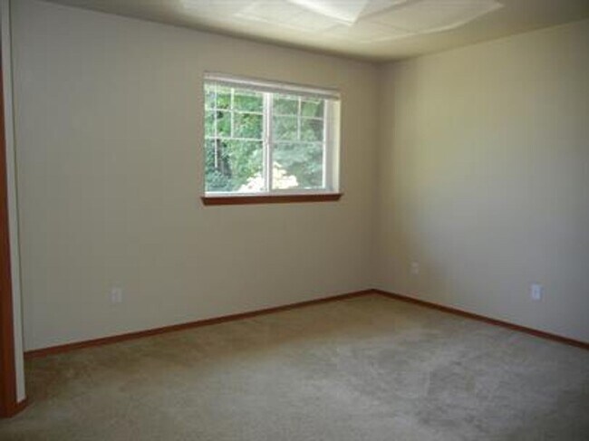 Building Photo - 3 Bedroom 2.5 Bath located in Tumwater