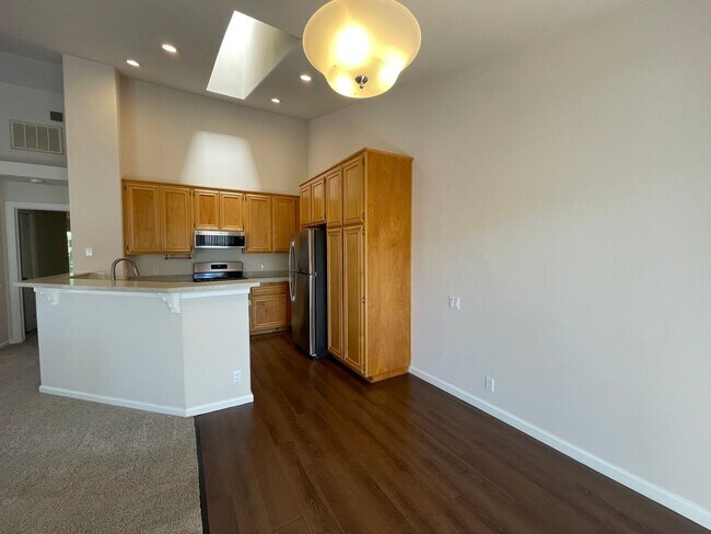 Building Photo - Exceptionally Spacious and Modernized 2x2 Townhouse w/Garage and Washer/Dryer Hookups!