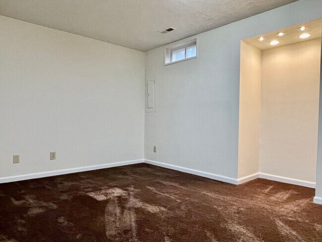 Building Photo - BEAUTIFUL THREE LEVEL TOWNHOME IN NORTH STAFFORD!