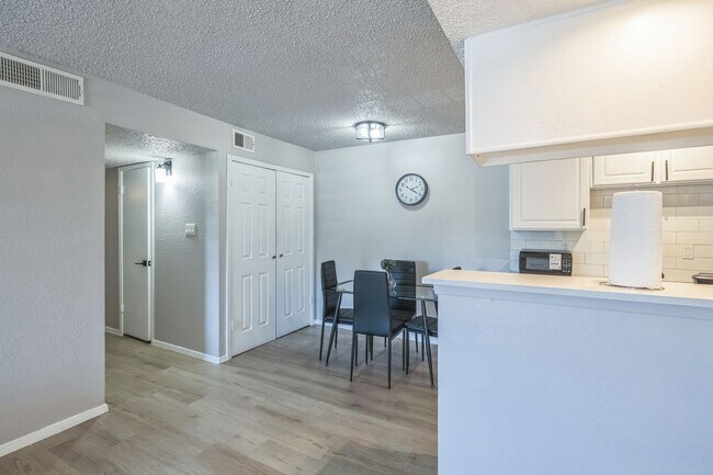 Building Photo - 2545 Thomason Cir
