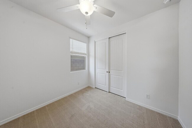 Building Photo - 16194 W Soft Wind Dr