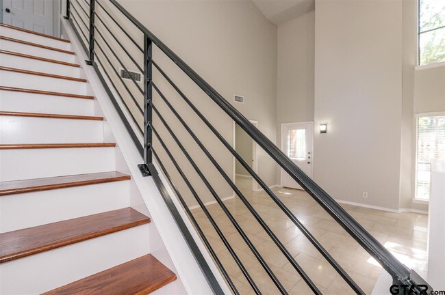Building Photo - 5825 Hollytree Dr