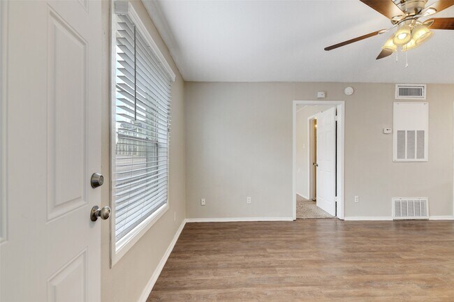 Building Photo - 1520 Broadmoor Dr