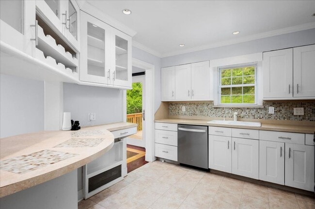 Building Photo - Heathcote Hill neighborhood 3 Bedroom 2 Ba...