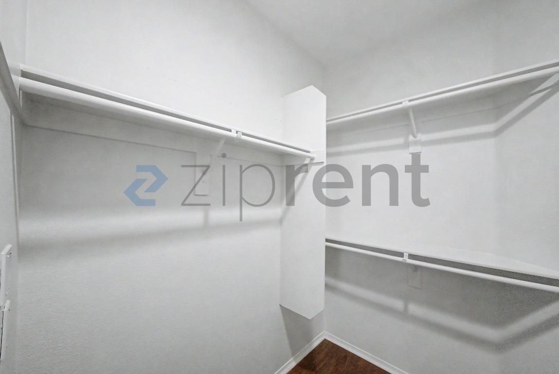 Building Photo - Unit 2