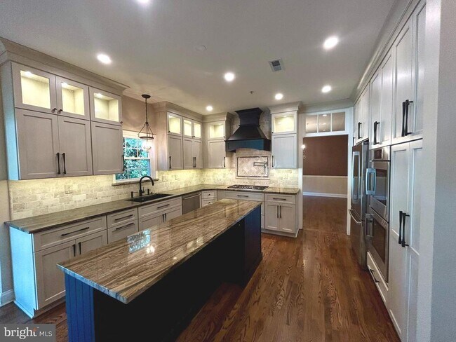 Building Photo - 3879 Charter Club Dr