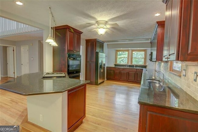 Building Photo - 639 Lakeshore Dr NW