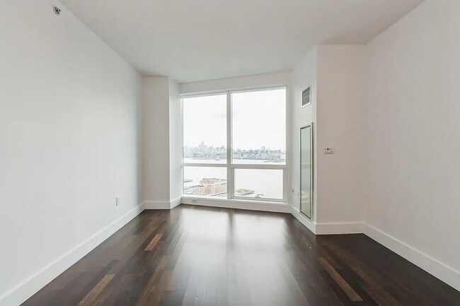 Building Photo - 77 Hudson St