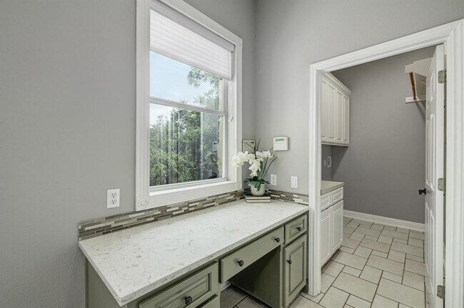 Building Photo - 12004 Mira Mesa Dr