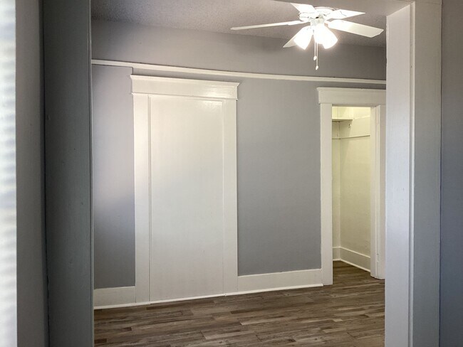 Building Photo - 1532-1532 N Safford Ave